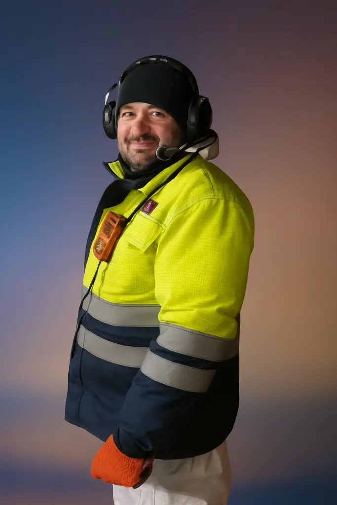 Pracownik techniczny w pełnym zabezpieczeniu podczas pracy w środowisku przemysłowym